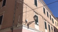 Quello dei cavi ci mancava davvero. Grazie alla segnalazione di un lettore finalmente abbiamo potuto fotografare l’intreccio di cavi tra Via XX Settembre e Viale Italia. Non […]